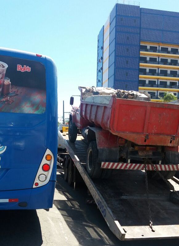 Emsurb e SMTT apreendem veículo que realizava descarte irregular - SMTT Aracaju